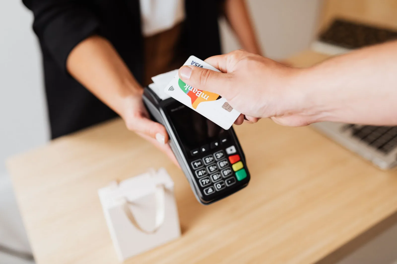 Une cliente paie par carte sur un terminal de paiement