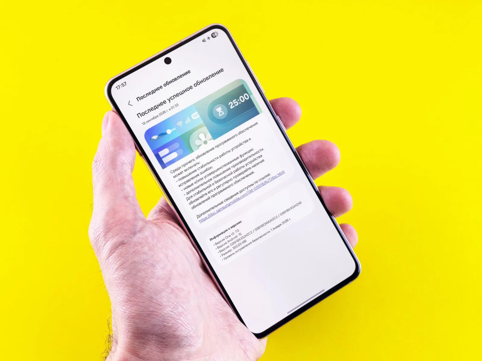 Eine Hand hält ein Handy mit einer Benachrichtigung auf dem Bildschirm