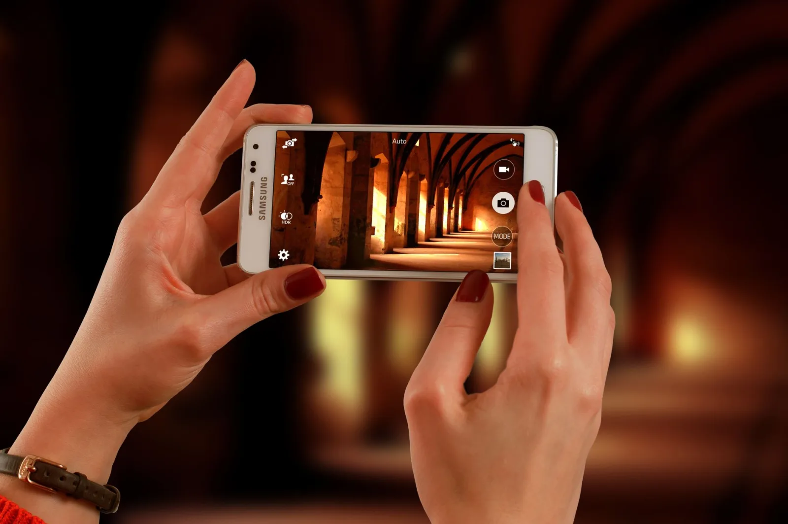 Des mains prennent une photo avec un smartphone