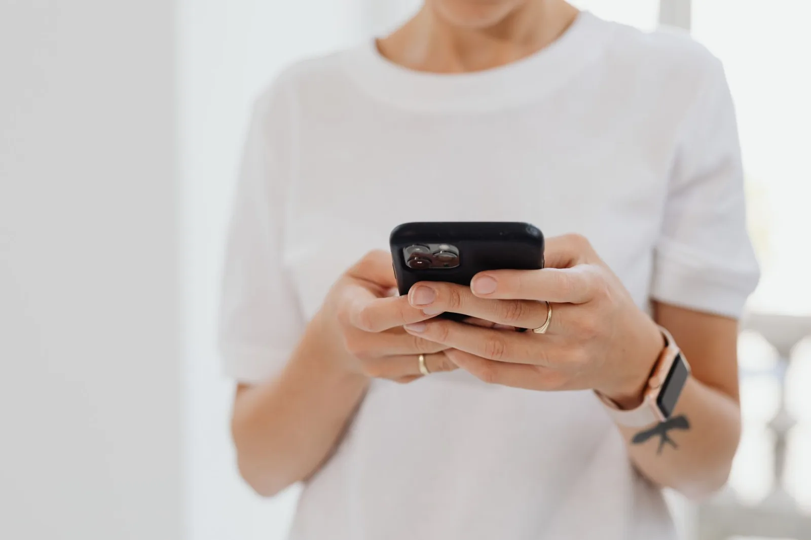 Une femme tape un message sur son téléphone