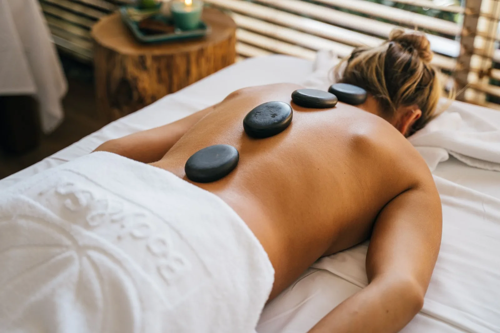 Eine Hot-Stone-Massage auf dem Rücken einer Kundin
