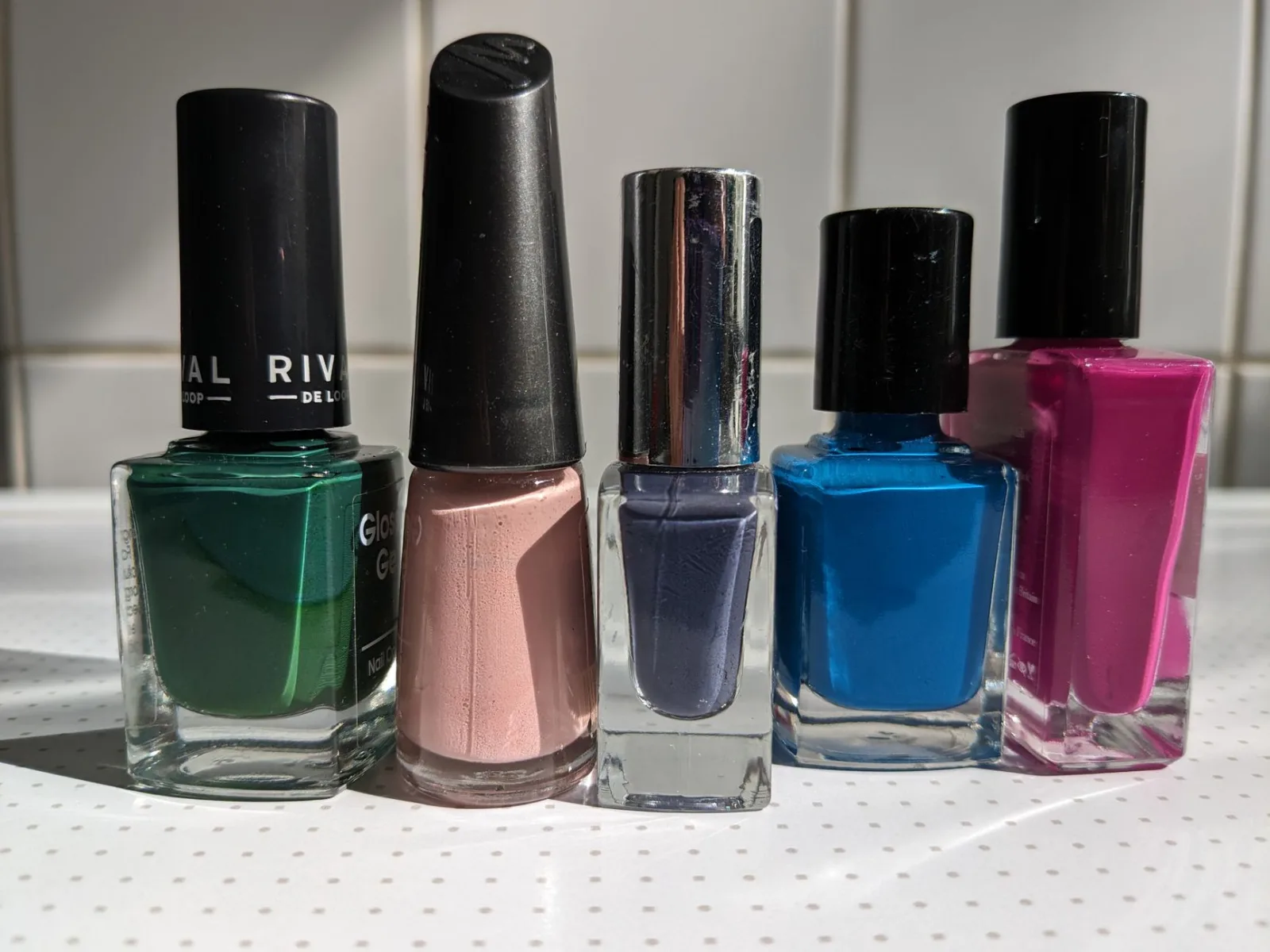 Eine Reihe bunter Nagellackflaschen
