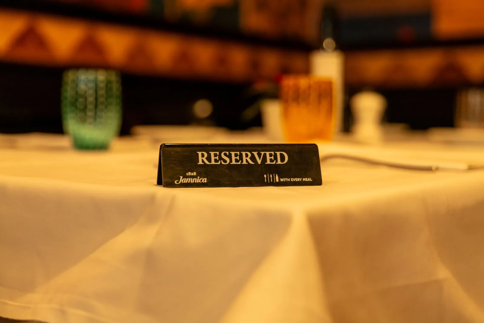 Ein Reserviert-Schild auf einem Restauranttisch