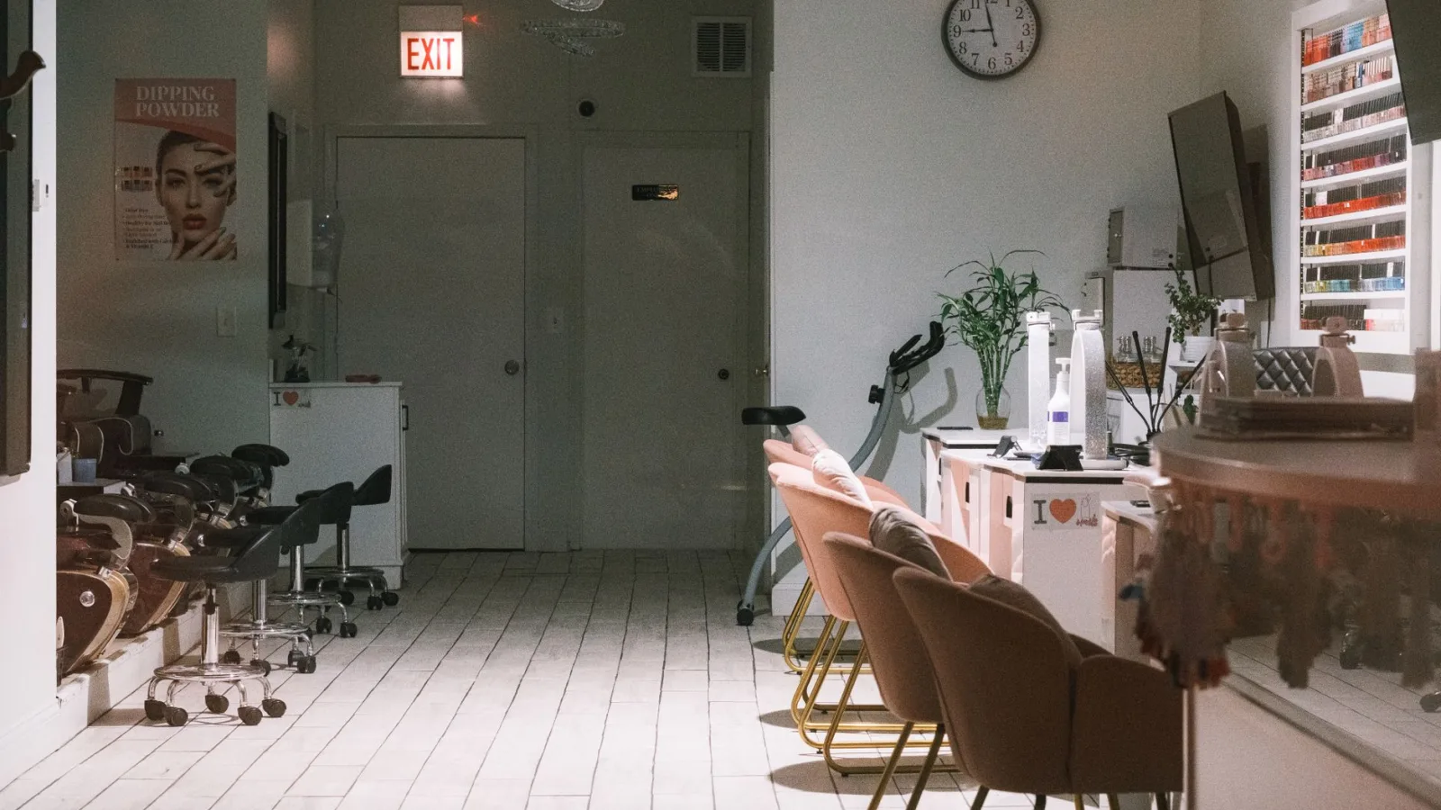 Un institut de beauté vide avec des fauteuils roses le matin