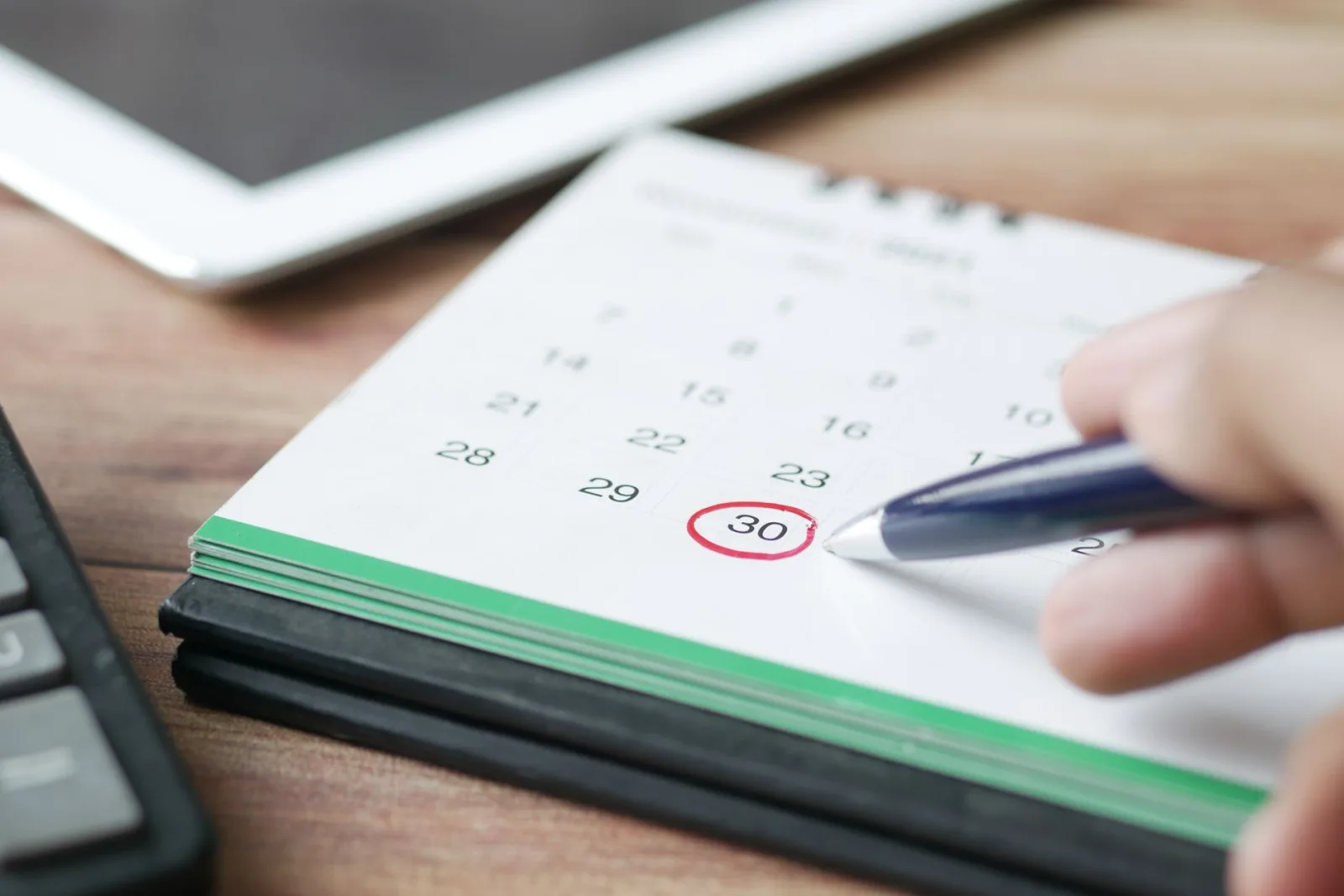Una data cerchiata di rosso su un calendario di carta